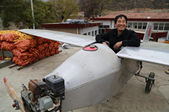 甘肃平凉一村民花2.8万元造飞机