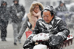 全国多地大幅降温 山西太原迎强降雪