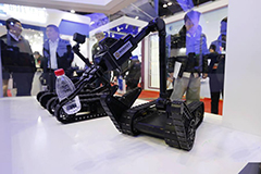 反恐机器人亮相2015世界机器人大会