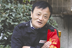 成都一小區護衛長得像馬云 市民求合影