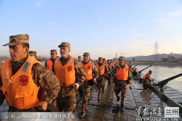 兰州军区某舟桥团严寒条件下练兵忙