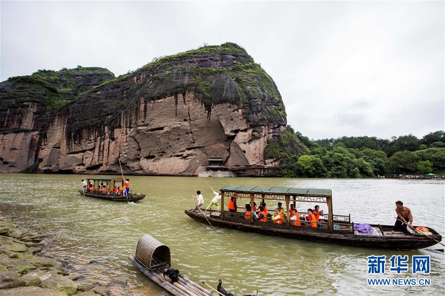 2015年中国国内旅游突破40亿人次 旅游产业对