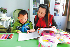 庆阳环县志愿者们陪伴留守儿童看书学画