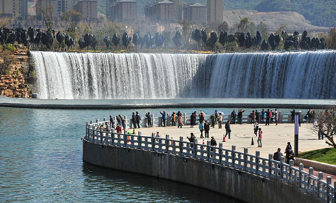 中国最大人工瀑布现昆明 吸引民众游览