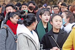 兰州：颜值高身材好 美女帅哥云集空乘报名现场（图）