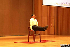 廈大校長示范“直臂撐雙杠”25秒