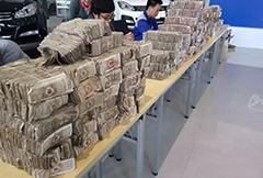 土豪攜半噸鈔票買車 最大面額1元