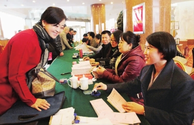 出席政协甘肃省第十一届委员会第四次会议的委员陆续抵兰