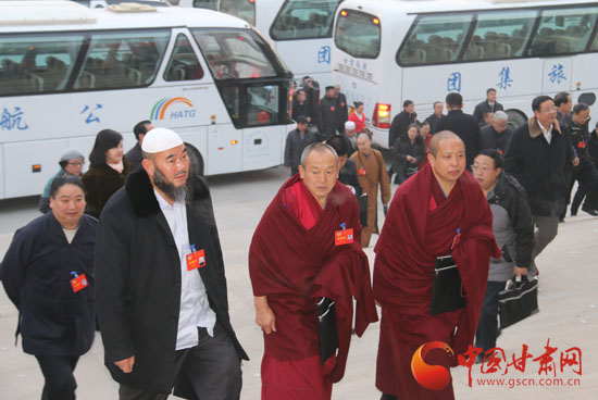 图文快讯：甘肃省第十二届人大第四次会议在兰召开 代表步入会场