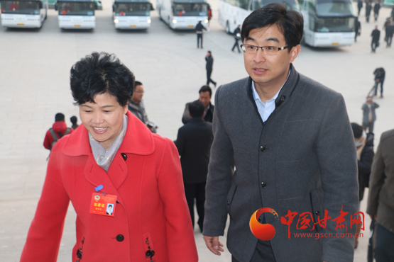 快讯：政协甘肃省十一届四次会议开幕 政协委员走进会场 （图）