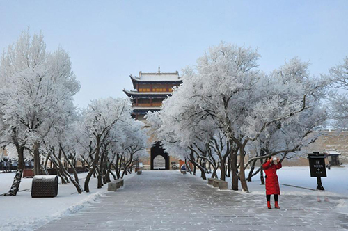 甘肃嘉峪关雪中雄关美如画