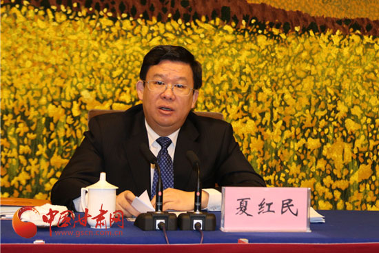 副省长夏红民讲话 夏红民在大会讲话中充分肯定了去年以来全省质量发展工作取得的成绩,并就实现今年全省质量发展目标任务提出具体要求。他指出,要把握发展新特征,突出质量和效益,加大结构性改革力度,加快转变经济发展方式,以质量强省战略助推全省经济实现有质量、可持续的增长,着力抓好发展动能转换,做到调速不减势、量增质更优,鼓励全省广大企业以质量创新抢占行业发展制高点,以质量创新增强企业核心竞争力,稳步推动我省经济实现结构调整和转型升级。 夏红民指出,一方面,要实现“两个翻番”目