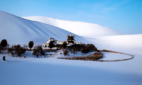 敦煌鸣沙山月牙泉迎初雪【高清组图】