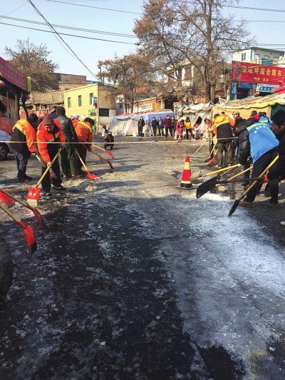 兰州伏龙坪水管爆裂百米路面成冰场