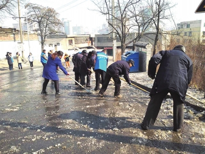 兰州伏龙坪自来水管爆裂城关多部门协力消冰