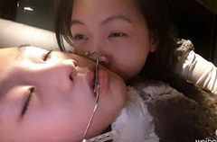小S趴女儿身上合影 素颜出镜睡眼惺忪(图)