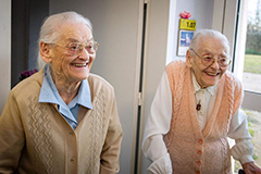 法国双胞胎姐妹104岁 或为世界最年长双胞胎