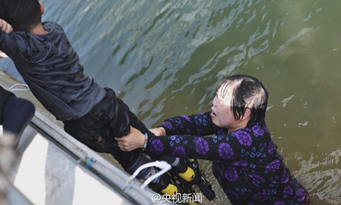 50岁大妈跳水救男孩 事后悄悄离开