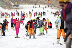 兰州：春节长假已结束 滑雪不“降温”（图）