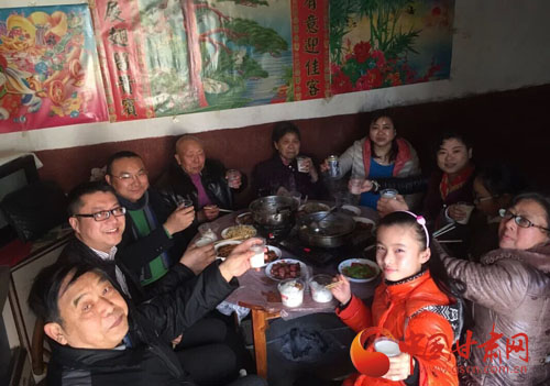年味丨家人团聚（图）