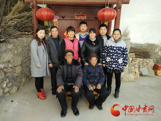 年景丨红灯笼下的全家福