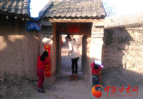 年景丨过年了 贴春联（图）
