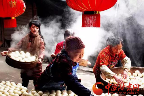 年味丨各家各户准备年糕（图）