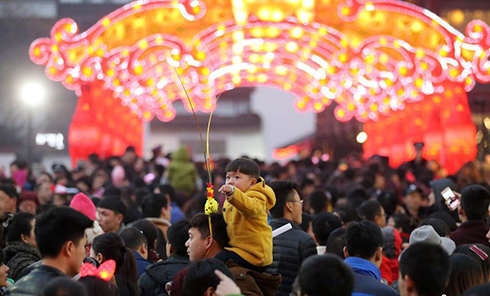 南京数十万人观秦淮灯会 人潮汹涌场面壮观