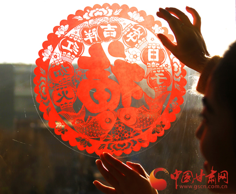 年景丨贴窗花 迎新春（图）