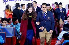 最炫开学风 杭州中学生走“奥斯卡”红地毯