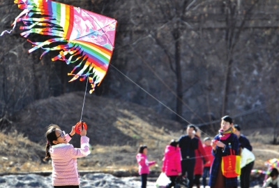 兰州市民乐享春日暖阳（图）