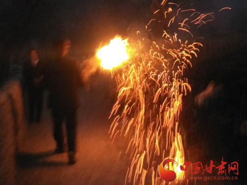 年景丨定西：送火把欢度元宵节（图）