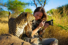 南非摄影师与动物上演真实版“美女与野兽”