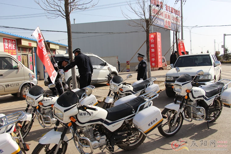 庆阳西峰城管特勤中队亮相城区街头