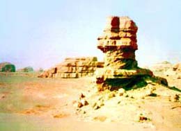 甘肃敦煌雅丹国家地质公园:风蚀而成的雅丹地