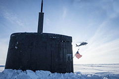 美军核潜艇从北极冰面下钻出
