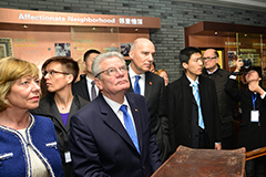 德国总统高克访问上海犹太难民纪念馆
