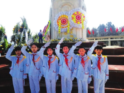 兰州上沟小学师生祭扫烈士陵园（图）