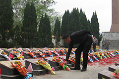 越战老兵千里扫墓31年 为千座墓碑献花