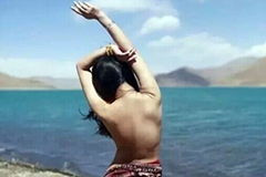 女子西藏拍裸照引争议