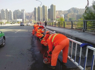 兰州环卫部门雨后推水清淤恢复市容清洁（图）