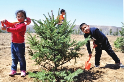 兰州日报组织亲子公益植树活动 为兰州增添一抹绿