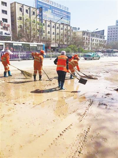 强降雨后淤泥堆积 兰州4500名环卫工忙清理