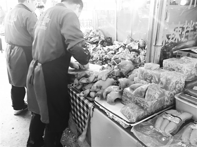沿街“裸卖” 兰州七里河职工市场食品卫生堪忧