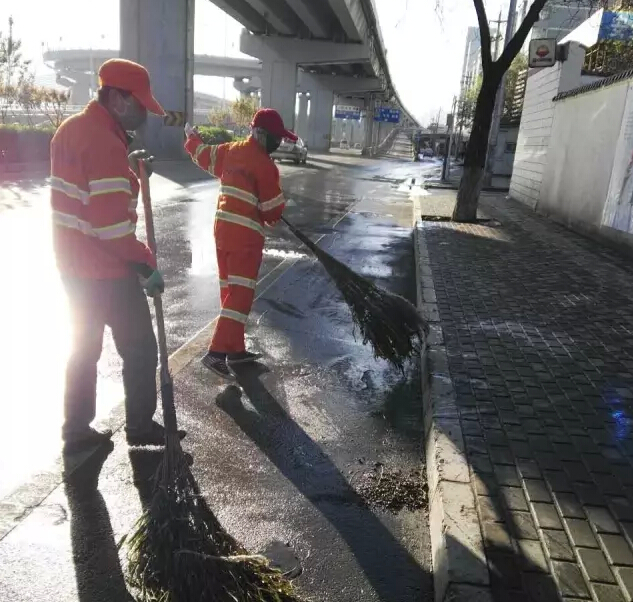 风雨无阻守护家园美丽——兰州七里河区环卫局启动应急预案应对暴雨雪来袭