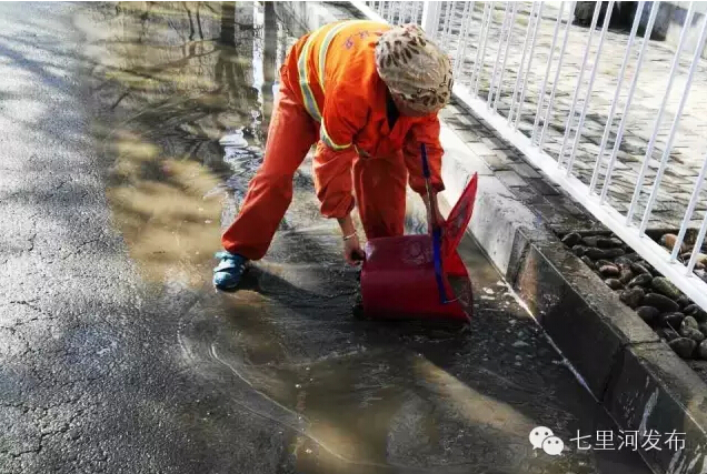 风雨无阻守护家园美丽——兰州七里河区环卫局启动应急预案应对暴雨雪来袭