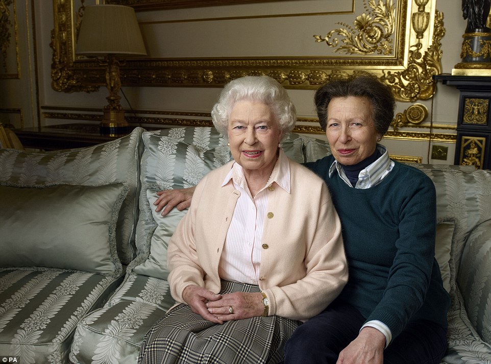 英国女王庆祝90岁大寿 祖孙满堂合照纪念(组图
