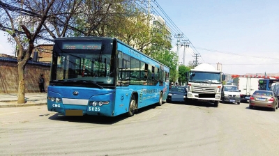 兰州市东岗东路皮革厂附近发生车辆刮擦 未造成人员伤亡