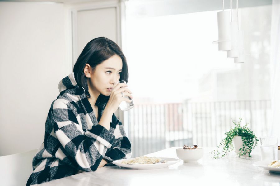 戚薇一人分饰二角 《忘了去记得》MV上线__中国甘肃网