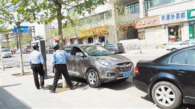 兰州路边停车上道牙市民呼吁管一管